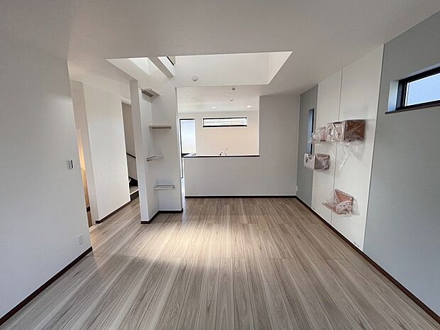 家族の集まるリビングは気持ちの良い自然光が差し込む団欒空間。室内のご見学予約も随時、受付中ですのでお気軽にお問合せください。 