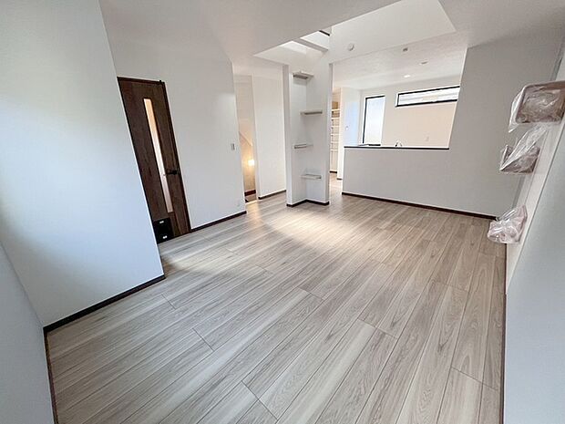 家族の集まるリビングは気持ちの良い自然光が差し込む団欒空間。室内のご見学予約も随時、受付中ですのでお気軽にお問合せください。 