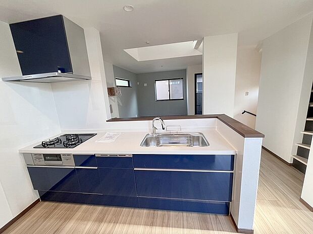 お料理をしながらリビングの家族やゲストとの会話が楽しめるカウンタータイプのキッチン。毎日のお料理を楽しく快適に。 