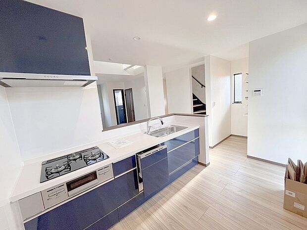 カウンターキッチンならではの開放的な見通し、全体が見渡せることでご家族の団欒スペースもより明るく笑顔が溢れる空間となります。 