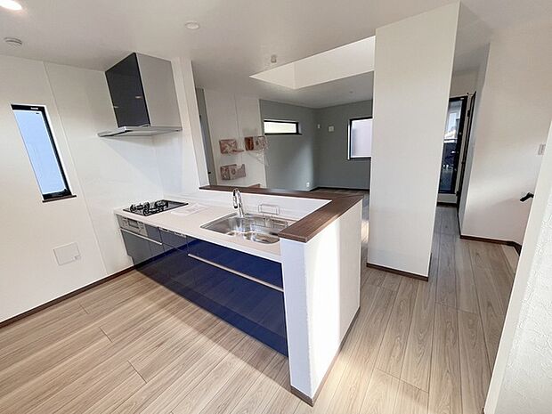 お料理をしながらリビングの家族やゲストとの会話が楽しめるカウンタータイプのキッチン。毎日のお料理を楽しく快適に。 