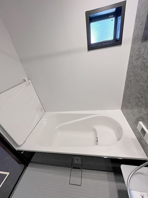 一日の疲れを癒してくれるゆったりとしたバスルームです。 