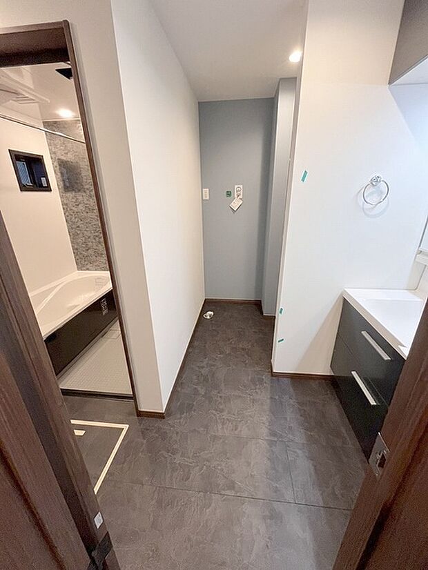 使いやすいタイプの洗面化粧台のあるランドリースペース 