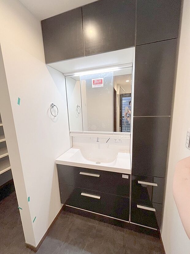 使いやすいタイプの洗面化粧台のあるランドリースペース 