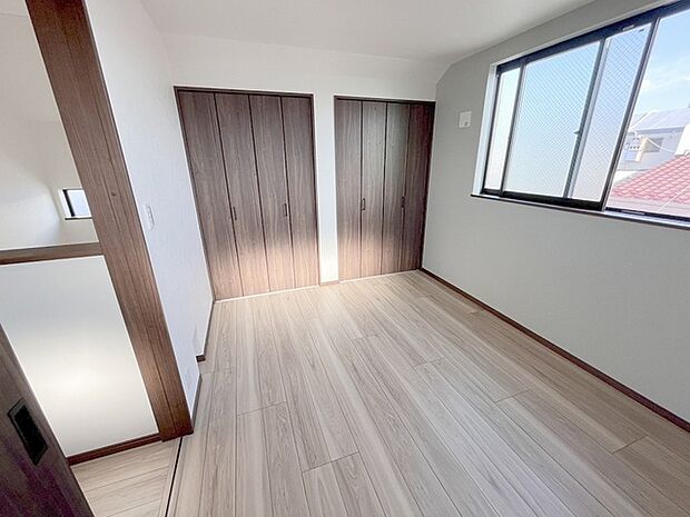 洋室はモダンなデザインと機能性を備え、快適な生活空間に。明るい窓から差し込む自然光が広々とした空間をさらに明るく開放的に感じさせます。  