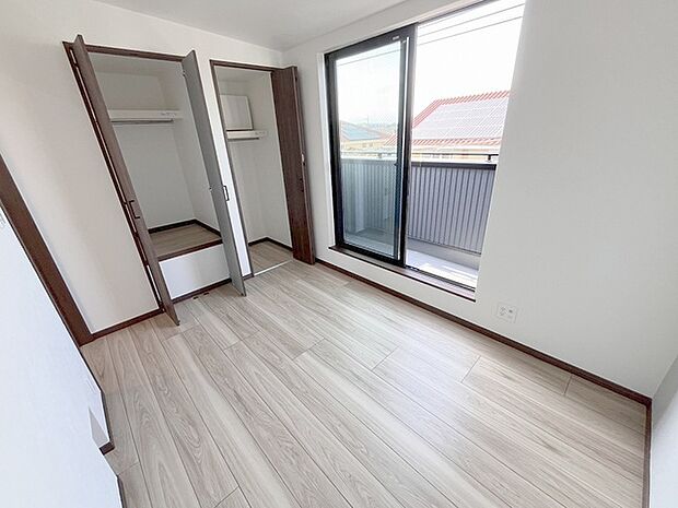 スマートなデザインと賢い収納が生活を快適にします。広々とした雰囲気を演出する工夫が施され、生活空間の魅力を引き出します。  