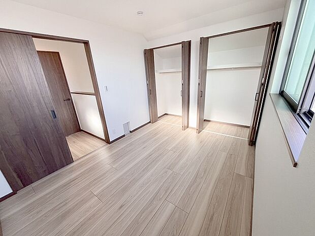 スタイリッシュなデザインと快適な居住性を兼ね備えた洋室。広々とした空間は、自分らしいインテリアを楽しむことができるほか、リラックスした時間を過ごすことができそうです。 