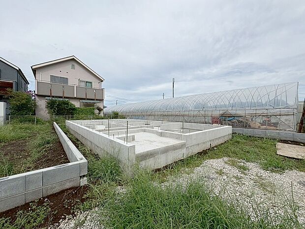 現在建物を建築中です、建築中の物件については現地確認の他、同施工会社の完成施工例のご案内、担当者のプレゼンテーションにてご検討ください。適切なご検討の方法をご説明させて頂きます。