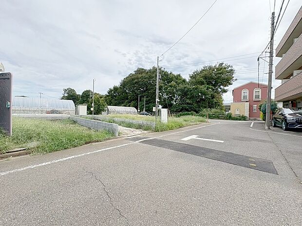 安心して暮らすことのできる住宅街。　住宅地の道路は一般に交通量が少なく車などの騒音が少ないため、住民にとって静かな生活環境が提供されます。 
