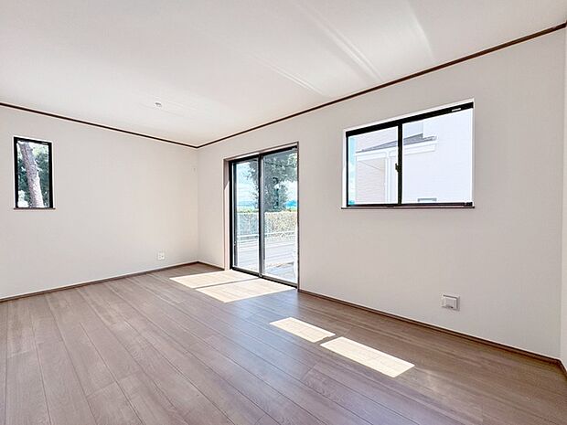 家族の集まるリビングは気持ちの良い自然光が差し込む団欒空間。室内のご見学予約も随時、受付中ですのでお気軽にお問合せください。 