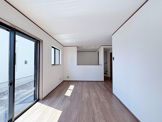 実際に室内をご見学頂くと生活のイメージが広がると思います。家具を置いたイメージや窓からの景色など。周辺で販売に出している物件も一緒にまとめてご見学頂き、比較する事もできます。