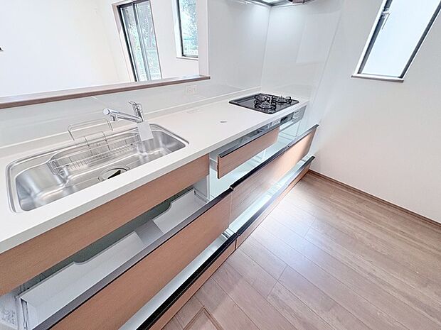 お料理をしながらリビングの家族やゲストとの会話が楽しめるカウンタータイプのキッチン。毎日のお料理を楽しく快適に。 