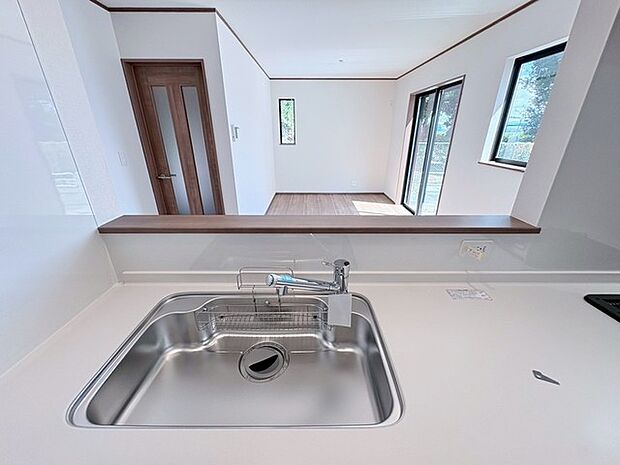 カウンターキッチンならではの開放的な見通し、全体が見渡せることでご家族の団欒スペースもより明るく笑顔が溢れる空間となります。 