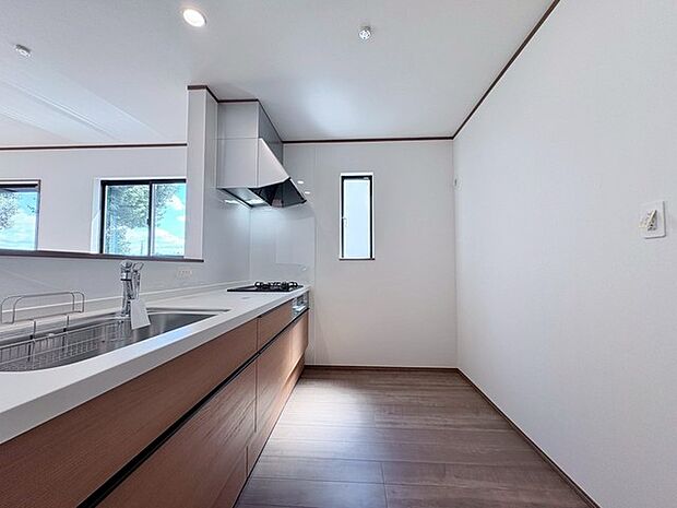 キッチンコンロスペースの近くには、空気の入れ替えが可能な開口部を設置！！ お料理をする際には、換気扇を回しながら匂いが籠らない様に開放してお料理もお楽しみ頂けます。 