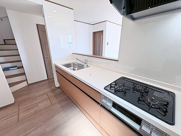 お料理をしながらリビングの家族やゲストとの会話が楽しめるカウンタータイプのキッチン。毎日のお料理を楽しく快適に。 