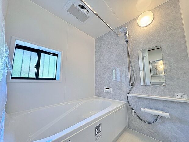 一日の疲れを癒してくれるゆったりとしたバスルームです。 