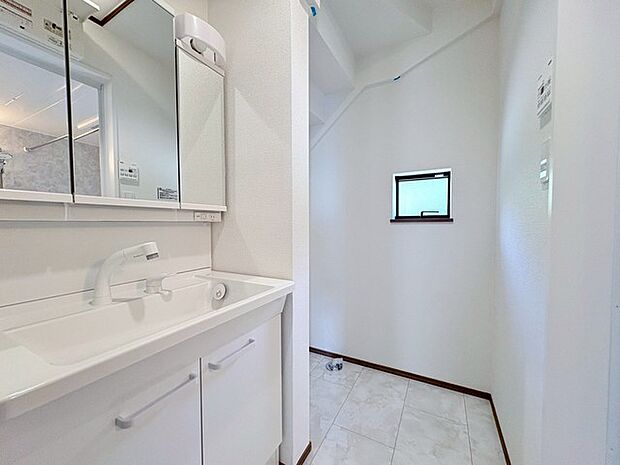 三面鏡に洗面台。 コンセントに照明機能、多機能性を備えた設備です。  