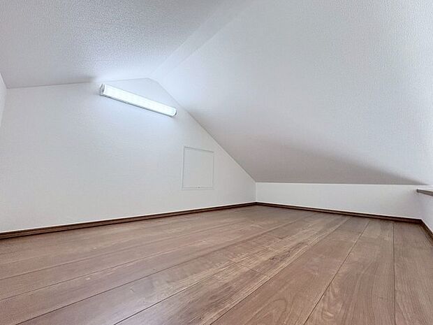 大きな屋根裏部屋はなんだかワクワクしてしまうスペース。趣味の空間や子供のワークスペース、季節物の収納など色々な用途に利用できそうな予感。 
