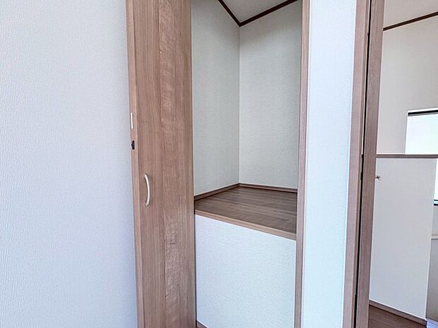 各所に効率的に配置された収納スペースがあり、日常のモノをすっきりと収納できます。 