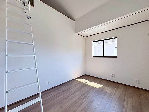 吹抜けの空間を意識した開放感のある間取り。そして上部にロフトを配置。スタイリッシュかつ収納も豊富で長く機能的に住める家を目指して。 