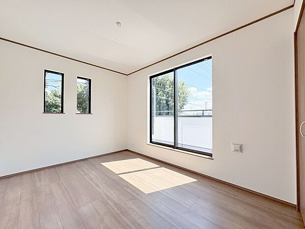 洋室はモダンなデザインと機能性を備え、快適な生活空間に。明るい窓から差し込む自然光が広々とした空間をさらに明るく開放的に感じさせます。  