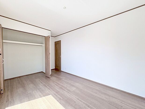 スタイリッシュなデザインと快適な居住性を兼ね備えた洋室。広々とした空間は、自分らしいインテリアを楽しむことができるほか、リラックスした時間を過ごすことができそうです。 