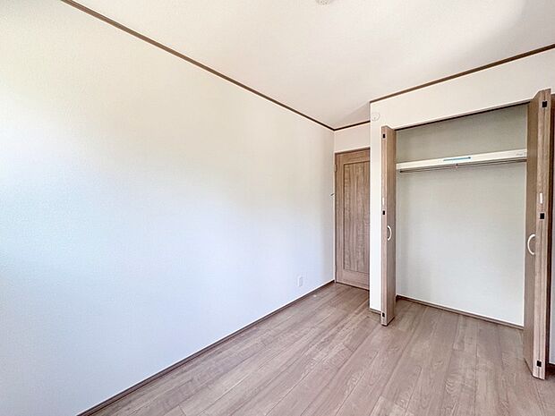 スマートなデザインと賢い収納が生活を快適にします。広々とした雰囲気を演出する工夫が施され、生活空間の魅力を引き出します。  