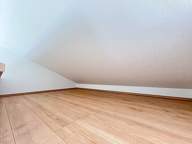 大きな屋根裏部屋はなんだかワクワクしてしまうスペース。趣味の空間や子供のワークスペース、季節物の収納など色々な用途に利用できそうな予感。 
