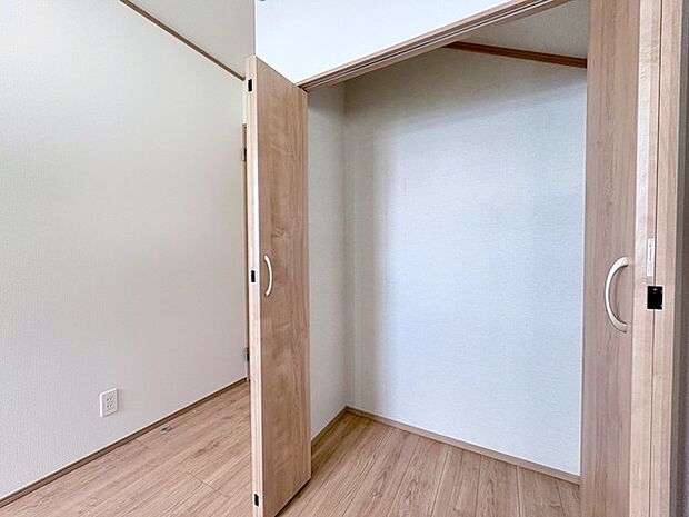 豊富な収納スペースもこの物件の特長の一つ。各所に収納が完備されており、生活をスッキリと整えることができます。 