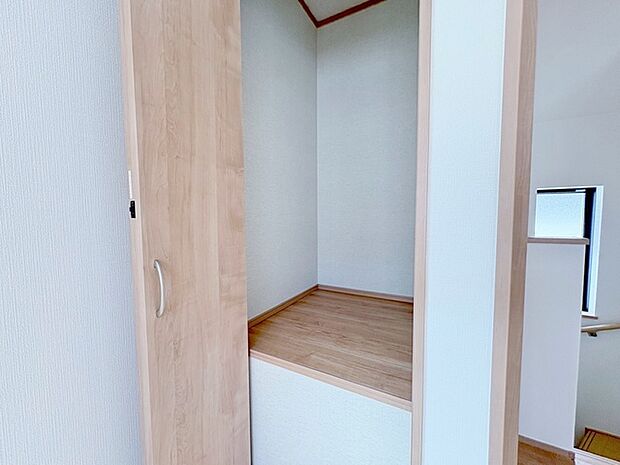 各所に効率的に配置された収納スペースがあり、日常のモノをすっきりと収納できます。 