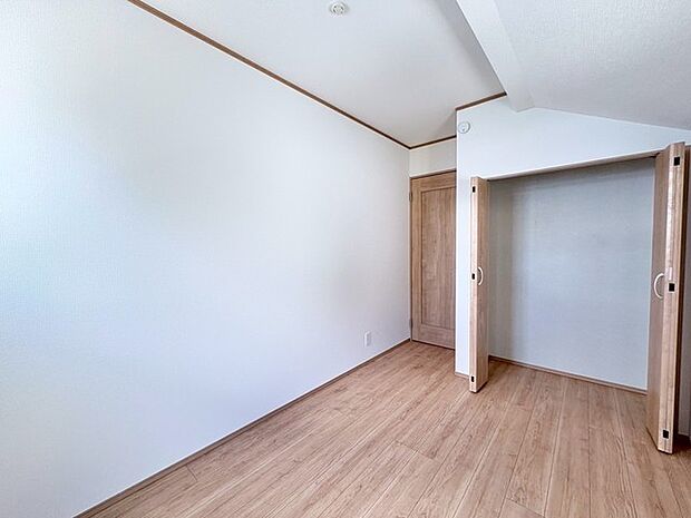 スマートなデザインと賢い収納が生活を快適にします。広々とした雰囲気を演出する工夫が施され、生活空間の魅力を引き出します。  