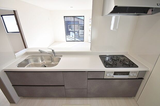 お料理をしながらリビングの家族やゲストとの会話が楽しめるカウンタータイプのキッチン。毎日のお料理を楽しく快適に。 