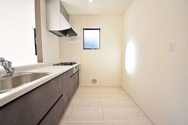 キッチンコンロスペースの近くには、空気の入れ替えが可能な開口部を設置!! お料理をする際には、換気扇を回しながら匂いが籠らない様に開放してお料理もお楽しみ頂けます。