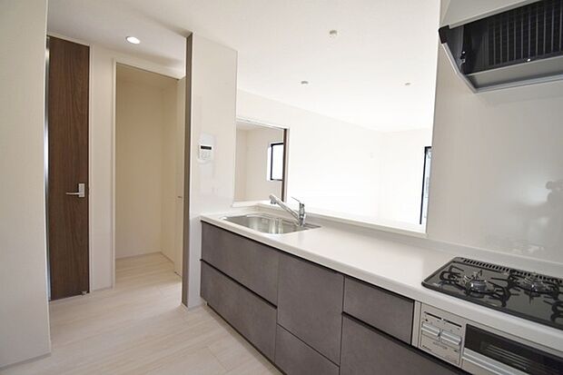 カウンターキッチンならではの開放的な見通し、全体が見渡せることでご家族の団欒スペースもより明るく笑顔が溢れる空間となります。 