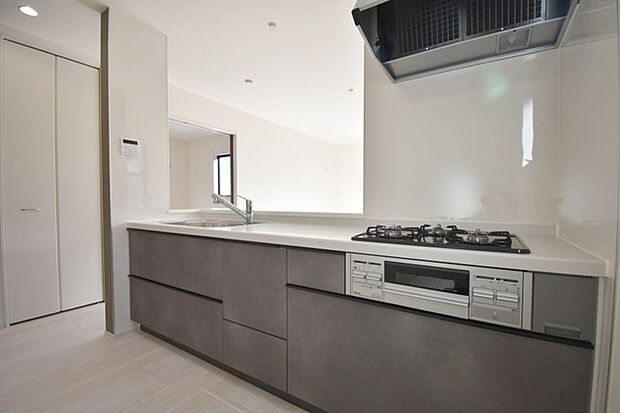 お料理をしながらリビングの家族やゲストとの会話が楽しめるカウンタータイプのキッチン。毎日のお料理を楽しく快適に。 