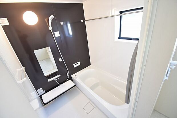 浴室乾燥機の他にも開口部のある浴室スペース。 お風呂上がりの湿気も、窓を開けておくことで改善可能。 お湯につかりながら、ちょっとした露天気分？ 