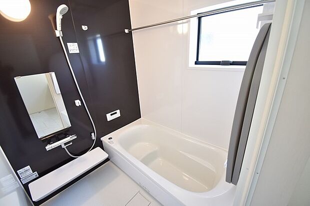 一日の疲れを癒してくれるゆったりとしたバスルームです。 