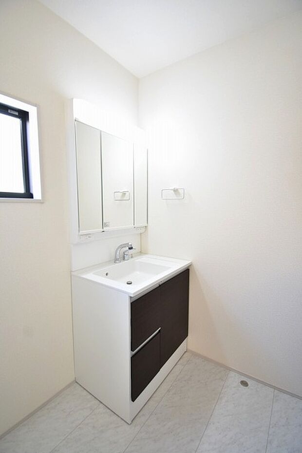 使いやすいタイプの洗面化粧台のあるランドリースペース 