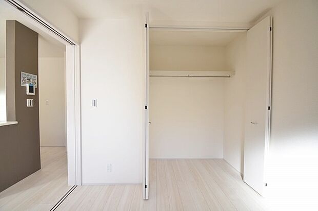 各所に効率的に配置された収納スペースがあり、日常のモノをすっきりと収納できます。 