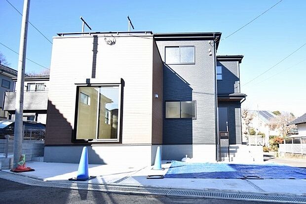 周辺の街並みの中で適度な主張、生活に溶け込むシンプルなデザインの外観が魅力の一戸建です。