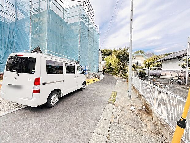 安心して暮らすことのできる住宅街。　住宅地の道路は一般に交通量が少なく車などの騒音が少ないため、住民にとって静かな生活環境が提供されます。 