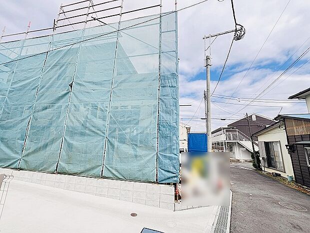 現在建物を建築中です、建築中の物件については現地確認の他、同施工会社の完成施工例のご案内、担当者のプレゼンテーションにてご検討ください。適切なご検討の方法をご説明させて頂きます。 