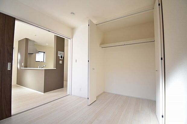 スマートなデザインと賢い収納が生活を快適にします。広々とした雰囲気を演出する工夫が施され、生活空間の魅力を引き出します。