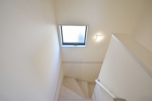 柔らかな灯りが階段を照らし、心地よい空間を演出します 