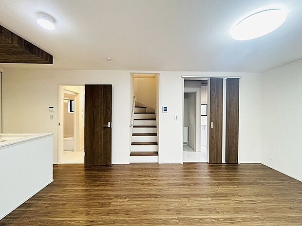 リビングの真ん中に階段がある人気のリビング階段。自然と家族のコミュニケーションが増えます。 