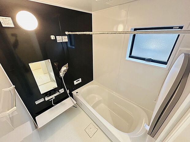 浴室乾燥機の他にも開口部のある浴室スペース。 お風呂上がりの湿気も、窓を開けておくことで改善可能。 お湯につかりながら、ちょっとした露天気分？ 