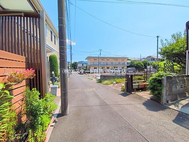 安心して暮らすことのできる住宅街。 住宅地の道路は一般に交通量が少なく車などの騒音が少ないため、住民にとって静かな生活環境が提供されます。