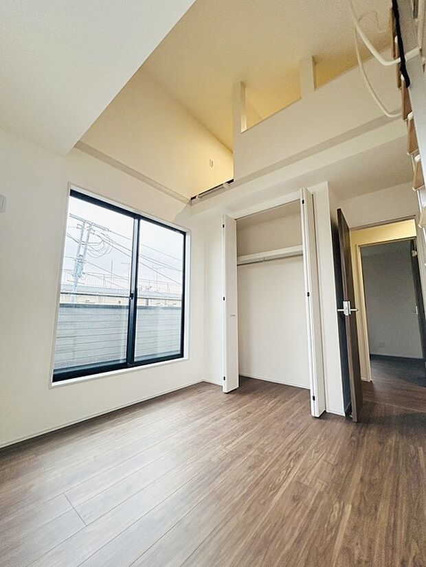 実際に室内をご見学頂くと生活のイメージが広がると思います。家具を置いたイメージや窓からの景色など。周辺で販売に出している物件も一緒にまとめてご見学頂き、比較する事もできます。