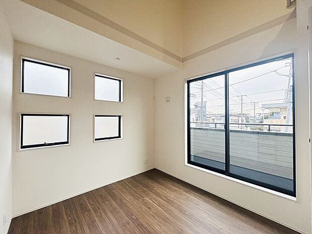 洋室はモダンなデザインと機能性を備え、快適な生活空間に。明るい窓から差し込む自然光が広々とした空間をさらに明るく開放的に感じさせます。  