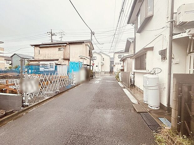 安心して暮らすことのできる住宅街。　住宅地の道路は一般に交通量が少なく車などの騒音が少ないため、住民にとって静かな生活環境が提供されます。 